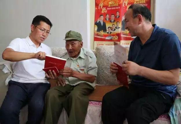 迪丽热巴线下活动照曝光！一袭金色吊带裙宛若美神